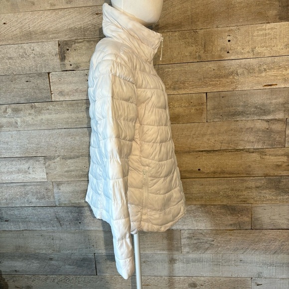 Gap women’s white lightweight polyester fill puffer winter jacket in size medium - Picture 4 of 8
